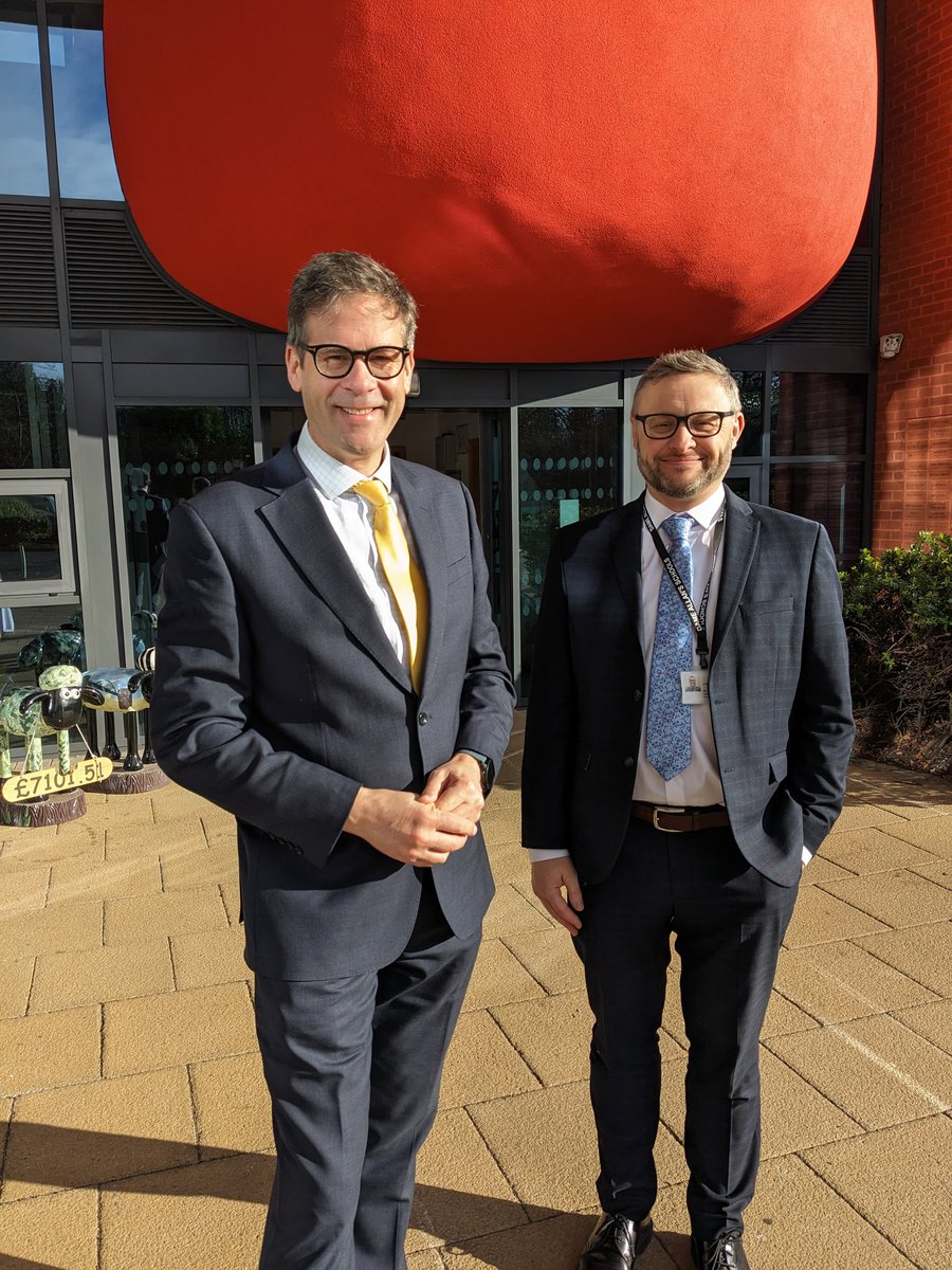 Our Principal Mr Scott and our Junior School Head Teacher Mr Laidler are ready to welcome prospective families to our Junior School Open Morning today! ☀️👋🏼 The sun is shining and we can't wait to meet you all!