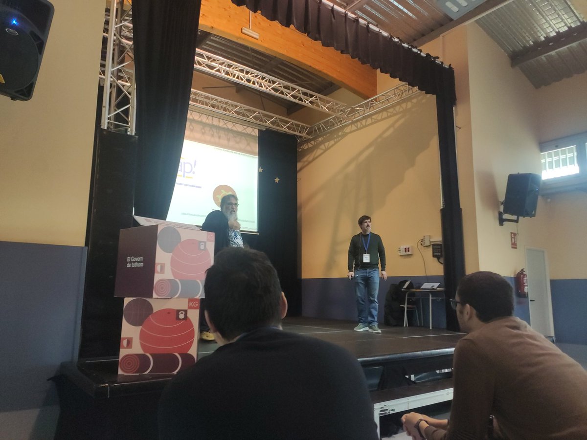 andrestweetter's tweet photo. Gaudint de la xerrada inicial de @4rn4u i @raulf a la jornada #connectem a #Girona, encara queda jornada, però només amb això paga la pena! Som uns quants #ScratchEdMeetup #BCN que ens hem trobat aqui! https://t.co/46jDomtu9i