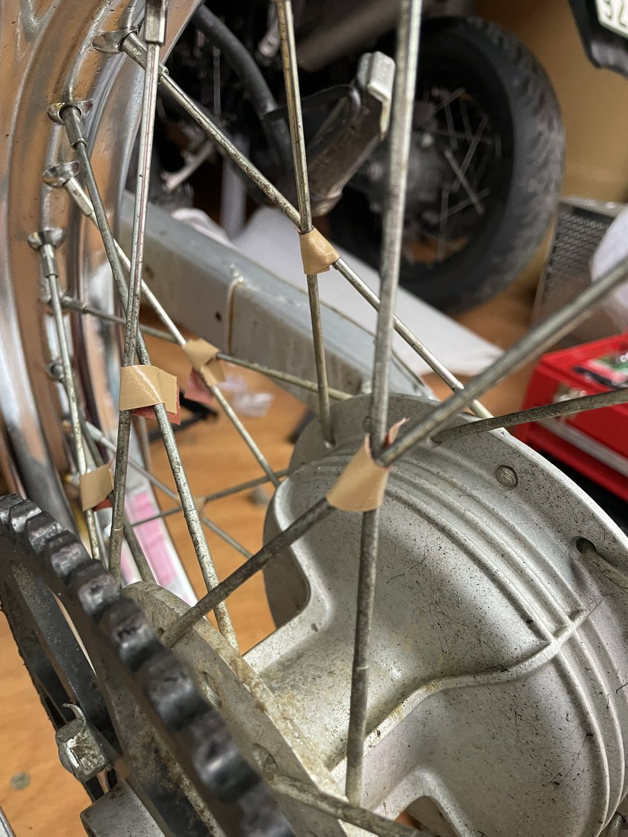今日はxtz125のリム交換。鉄リムをアルミへ変更。あらかじめスポークをテープなどで留めておくと組み替えが楽。