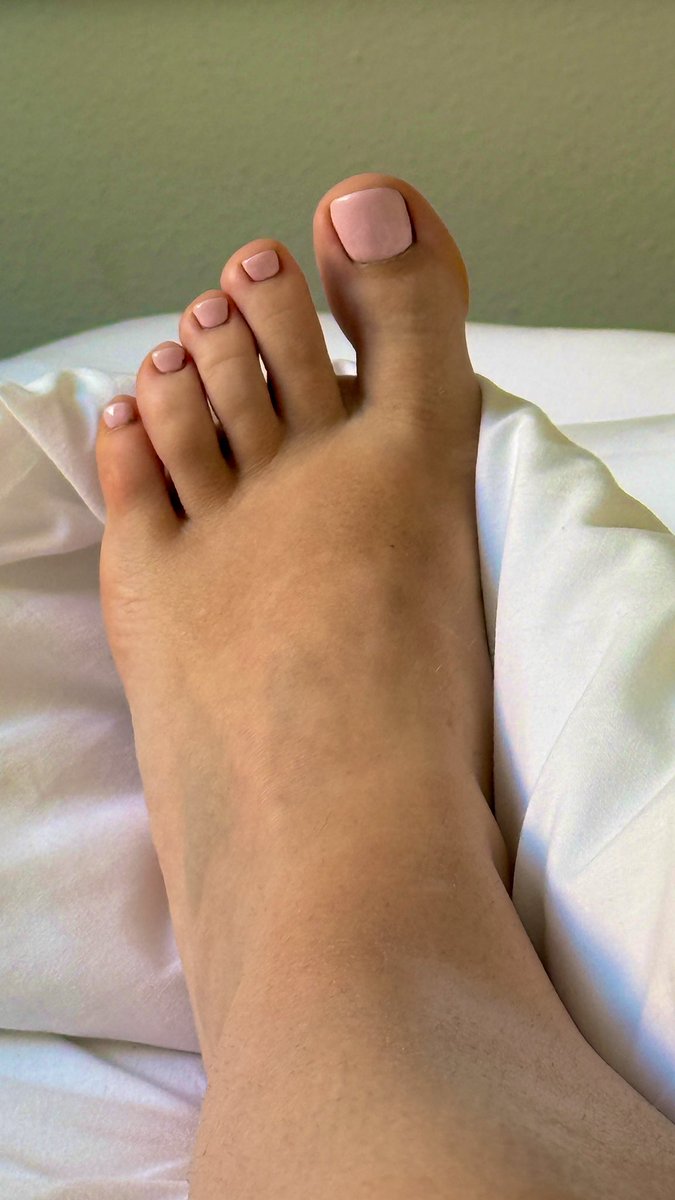 HotMomVibes's tweet photo. #feets #feet #foot #toes #leg #feetpic https://t.co/zUvgASGzQ5