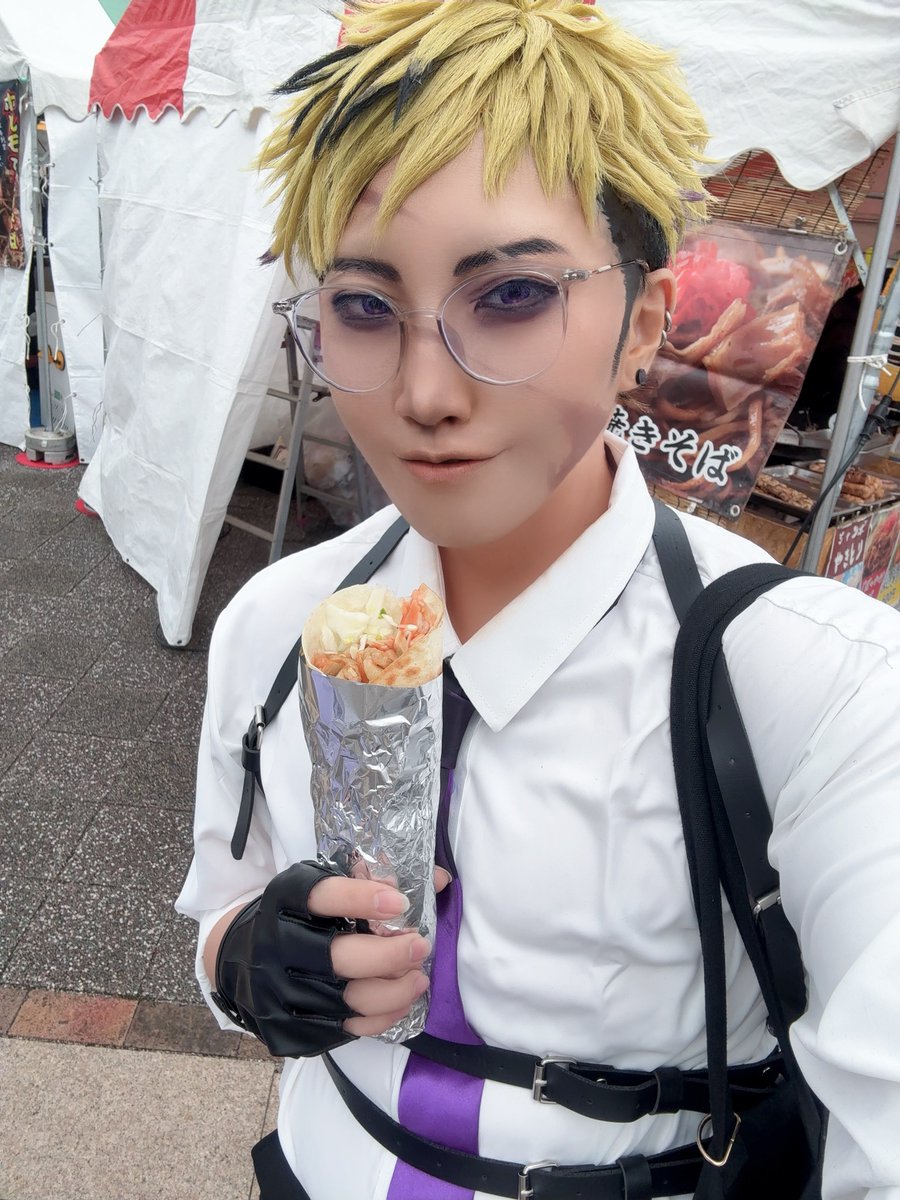ge2no5to's tweet photo. ⚠️cos
1日目お疲れ様でした！
いーっぱい人に会えて楽しかったー！
これはロールケバブ(だったはず)食ってるおのれ。まじで美味しかったので明日も食べます。明日も楽しみ‼️‼️
 #コスカレみなとフェスタ https://t.co/KRpZLKQzll