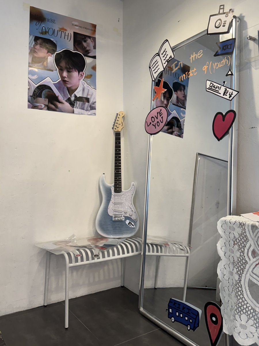 a_toi_mon_cher_'s tweet photo. 기현이 솔로 데뷔 3주년 ❤︎ 
카페 너무 이쁘고 사진도 너무너무 이쁘다
근데 굿즈가 엄청 탐나요
퀄리티 너무 좋다야  ·͜·♡ 

#기현 #KIHYUN
#몬스타엑스 
#MONSTA_X #MONSTAX
#오늘도_별처럼빛나
#청춘이라는여정을_너라는별을향해

@ITMOFYOUTH https://t.co/LkbdvqPNUF