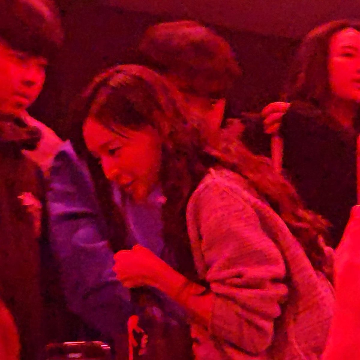 kittyzwonii's tweet photo. 미친 김지원 제니콘서트 갔대 https://t.co/pb5zf46gme