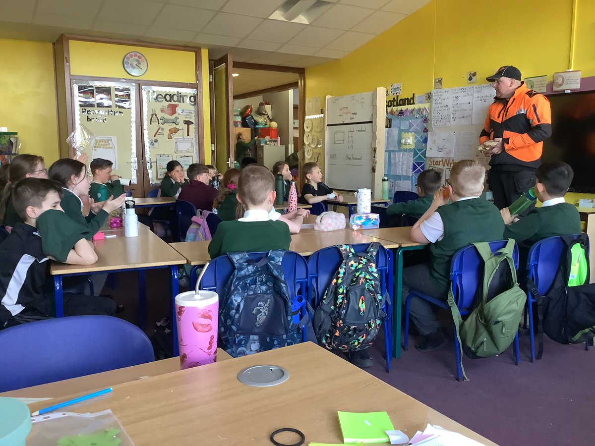 MrsDo_StP's tweet photo. Tree surgeon 🌲🌳
We loved listening to J’s dad about his job as a tree surgeon. We identified lots of skills and knowledge that is needed for this job. J’s dad highlighted to us the safety side of his job. 
Thanks J’s dad, we loved it 🌟 https://t.co/eXHs7Oadxu