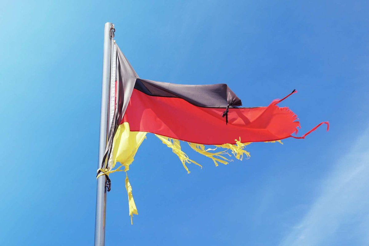 HexaVoidX's tweet photo. Deutschland, du mein Heimatland, geboren einst aus fester Hand. Ein Reich aus Glanz, ein Hort aus Kraft, von Freiheit einst emporgebracht.

Stolz trug ich deine Fahne weit, ein Erbe aus vergang'ner Zeit. Sie wehte hoch, sie stand im Sturm, doch Macht zerfrisst den alten Turm.

Die Stimme zählt, doch zählt sie nicht, wenn Dunkel über Recht gebricht. Gewählte fort, doch Schatten walten, Gesetze brechen, Strukturen spalten.

Gold fließt wie Blut durch fremde Hand, kein Eid, kein Schwur hält noch Bestand. Die Würde, einst ein festes Wort, verkauft, verprasst - verraten fort.

Stolz trug ich deine Fahne einst, bis Lüge sie in Fetzen reißt. Wo Freiheit stand, herrscht nun Verrat - Deutschland stirbt im tiefen Staat.