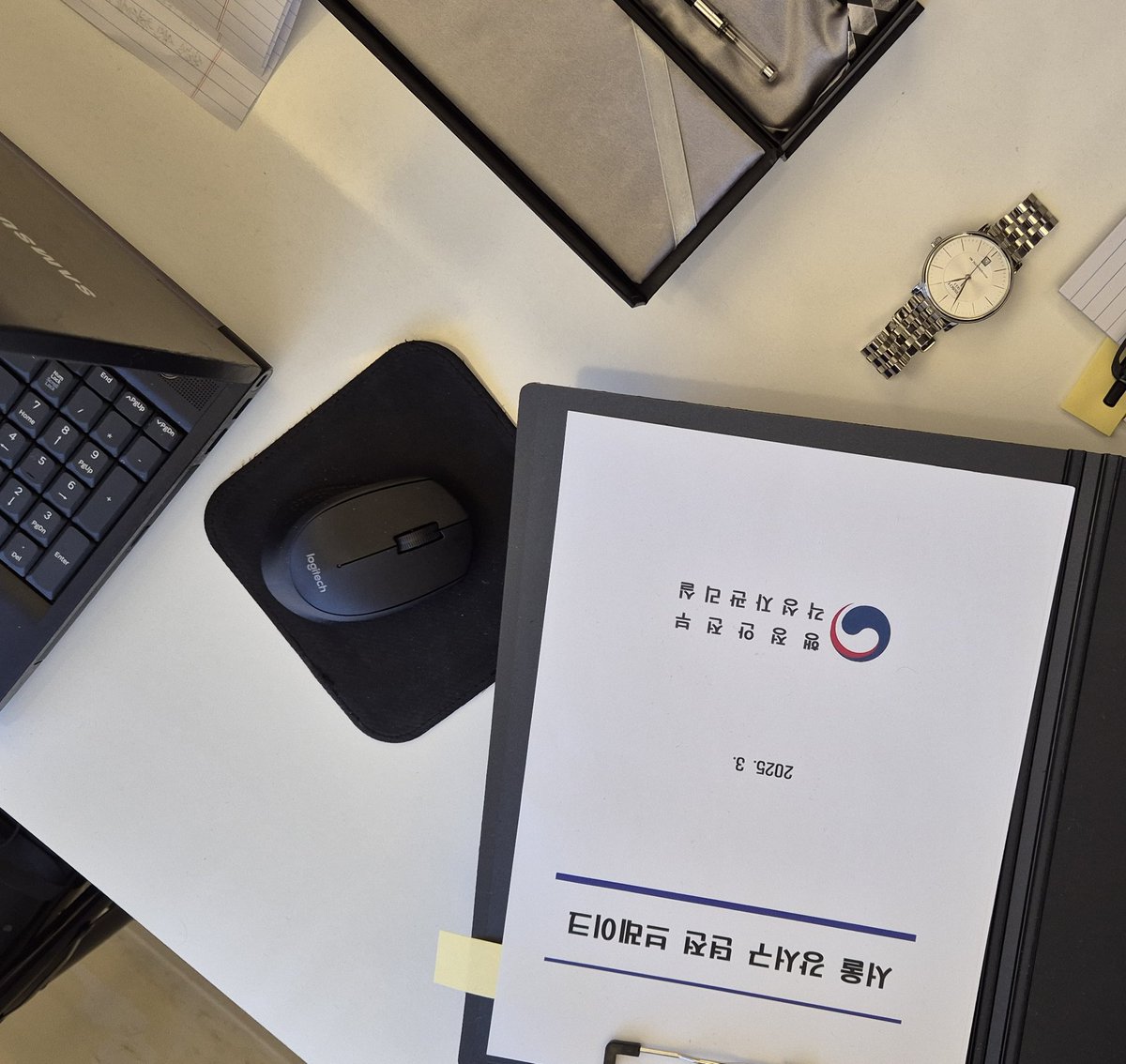 #선물은_괜찮습니다_축하는_감사합니다 
#송이아빠_이제_선생님_하셔야죠 
#샛노란_봄을_맞은_씨앗에게

밀크티랑 쿠키가 잘생겼고
실장님이랑 디피가 맛있어요
디피 된 자켓이 진짜 레전드임