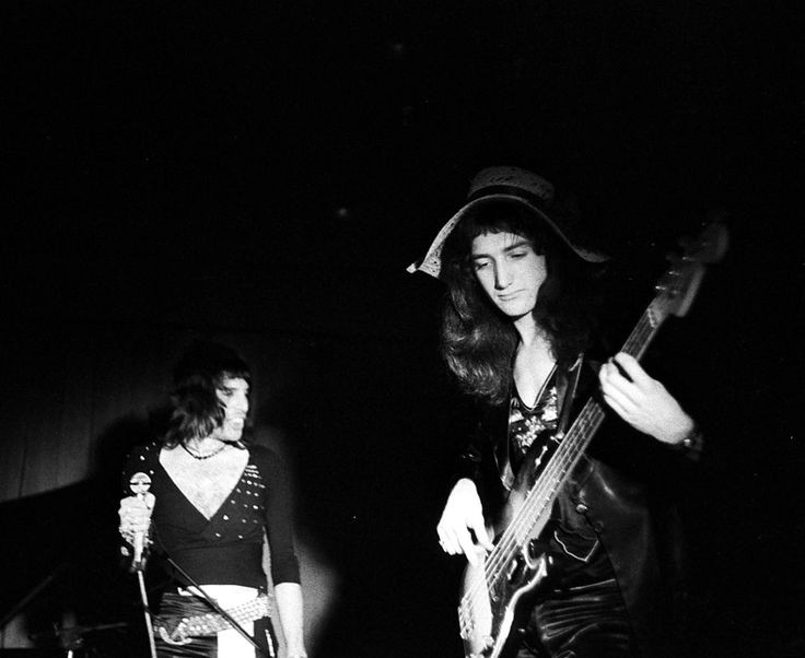 spikebulsara's tweet photo. 1974年3月15日 Queen II Tourグラスゴー スコットランド グラスゴー大学で公演がありました #FreddieMercury #JohnDercon https://t.co/9yEEeNYdqv