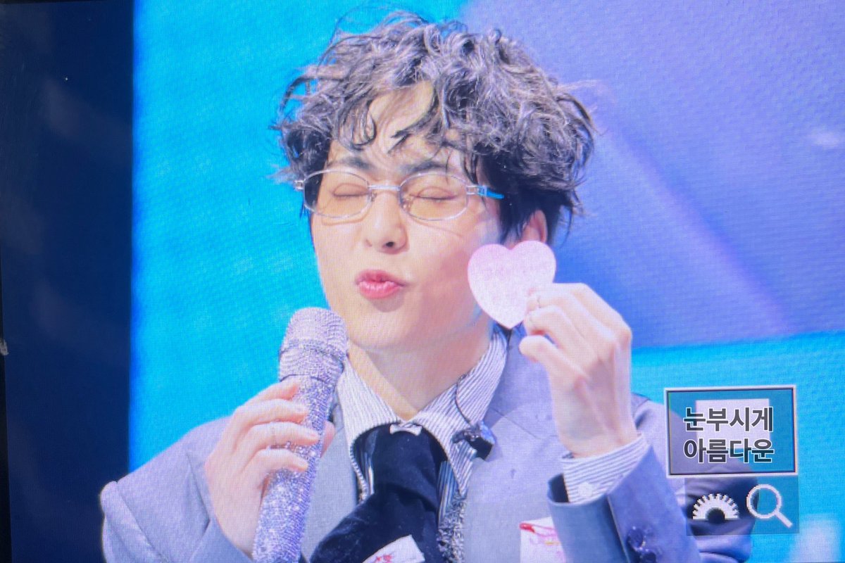 고양이 뽀뽀🐱😗
#시우민 #XIUMIN #시우민_InterviewX_WHEE