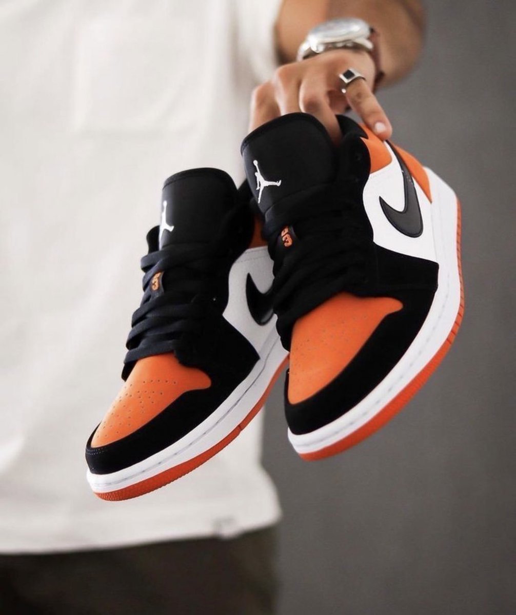 eqsneakerstore's tweet photo. Sneakers available. 
Shop now! https://t.co/QcaaGYoR4U