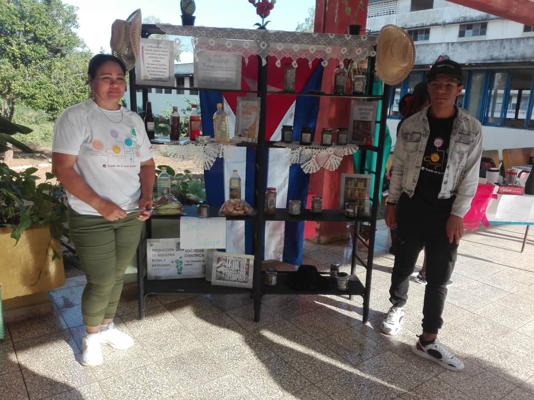 RobertoBorgesS5's tweet photo. Se desarrollan actividades de formación vocacional en el marco de la feria agropecuaria del CM Carmelo Noa Gil de Bayamo #ProvinciaGranma #EducaciónGranma #Cuba #Provi https://t.co/TavgAyu7Ut