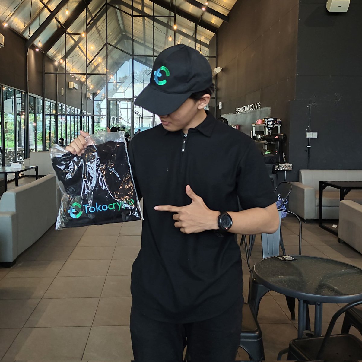 Hanscocoo's tweet image. Ikan hiu makan lele,
Toko Crypto menyala leee 🔥

#TKOinSolo #UID @tokocrypto @tokotoken_id
