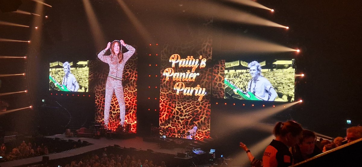 Connyonline's tweet photo. #PattysPanterParty Was leuk om mee te vieren. Bijna alleen maar  vrouwen volgens mij in het publiek. Zat goed in elkaar. Lekkere muziek. Toppers: Anita Meijer en Glennis Grace. Wat een stem! Mooi. Ontroerend moment: familie bij elkaar Brard.#glennisgrace https://t.co/RGboKOeUWo
