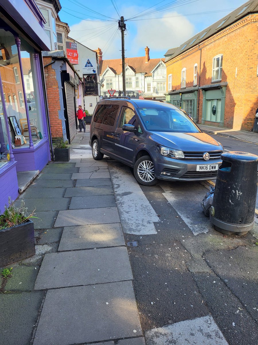 HpersonK's tweet photo. Hazards on so obviously usual courtesy/rules are suspended. Empty road. Why? https://t.co/j03mtcyzkM