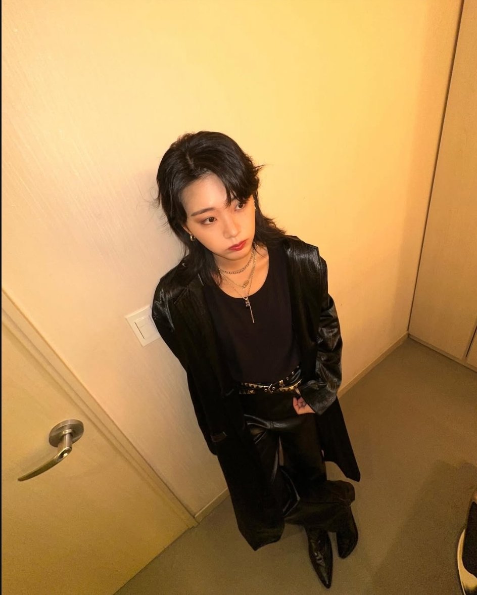 whEhmatte's tweet photo. 이 사진이 너무 좋아...... 약간 보이는 저 쇄골....락스타머리...가죽코트...가죽바지..뾰족구두...

귀여운얼굴 https://t.co/a0jGXBISwb