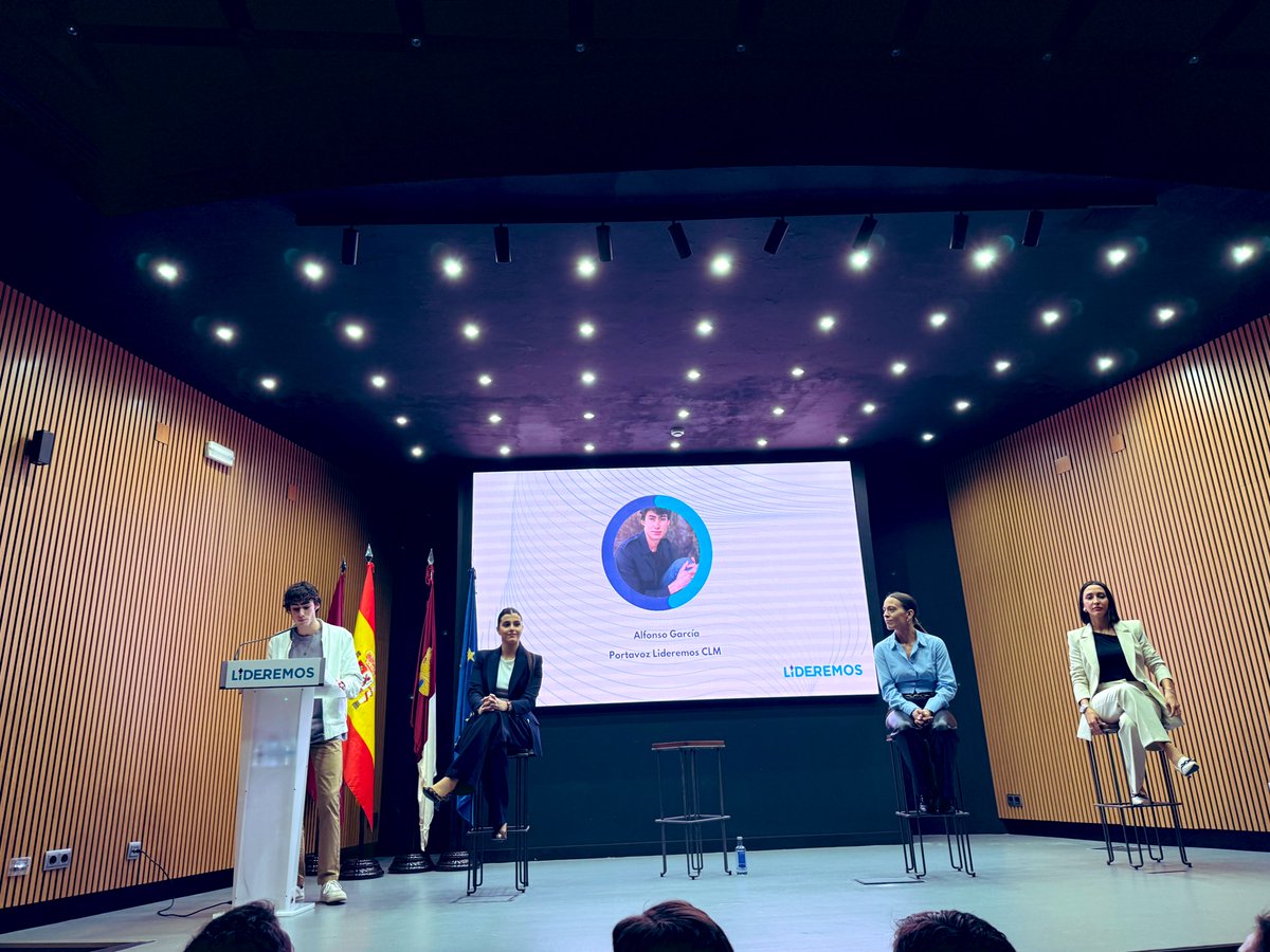 👏Ha sido un honor participar en el Evento #LIDEREMOS CLM, para #compartir ideas y seguir #construyendo juntos el #futuro d nuestra #región. #Jóvenes preparados, con #ilusión y #esperanza. Como dijo la representante de CLM, las oportunidades no esperan y el éxito lo trabajamos 👏