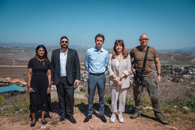 KadoKero's tweet photo. La Macronie était déjà malaisante en allant traîner avec des soldats de Tsahal après le 07 octobre alors qu'Israël avait déjà commencé à massacrer femmes et enfants gazaouis. 
Mais après plus d'un an de génocide, refaire la même chose, c'est de la complicité de crimes de guerre. https://t.co/OJf4VfAcWE