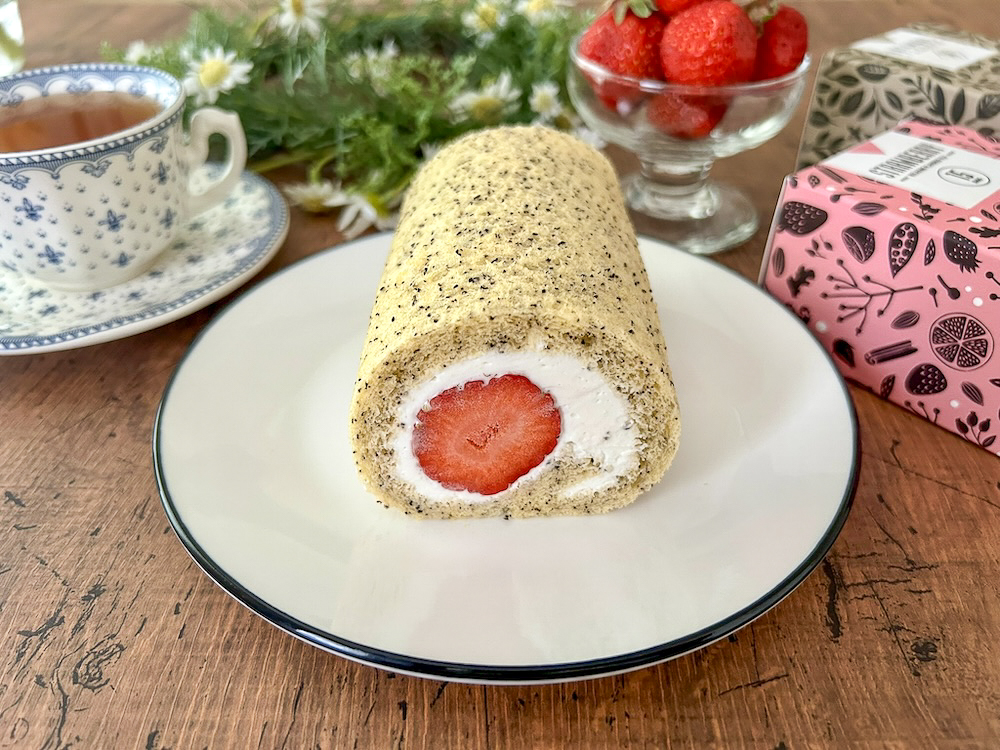 linktea526's tweet photo. 「いちごのふんわり紅茶ロールケーキ🍓」⁠

今回は香り高い紅茶スポンジシートに、たっぷりの生クリームといちごを巻いた紅茶のロールケーキをご紹介します！⁠

米粉を使うのでふるう手間や、混ぜ過ぎの心配もないので初心者さんにもおすすめです。

レシピはこちら🧑‍🍳
https://t.co/h1JPj1r34W https://t.co/r9InzHxtc8