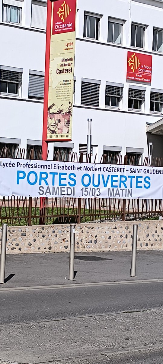 LPCasteret's tweet photo. Succès de notre JPO, les visiteurs profitent d'un accueil de qualité opéré par nos élèves de 1MA et volontaires d'autres formations. Toujours un plaisir de faire découvrir nos locaux et présenter nos savoir faire. https://t.co/ozcDPHthL1
