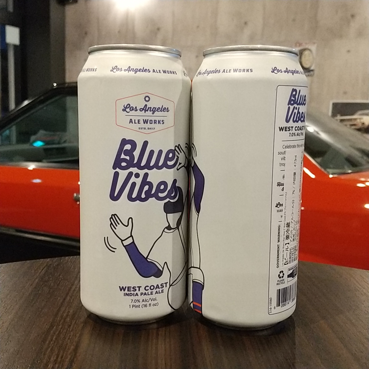 garage1980ymt's tweet photo. 新しいビールを入荷しました。
LA Aleworks(@LAaleworks)のBlueVibes2とRinse&Repeatです。BlueVibes2は昨年のMVPだった選手っぽくて格好いいですね。Rinse&Repeatは日本限定ビールで、ラベルがステッカーになっていてお子様も楽しめる仕様になっています。味ももちろん、間違いなしのWest Coast IPA。
試合も放送しますので、飲みながら楽しみましょう！ お待ちしています。
#Garage1980 #大和市 #南林間 #クラフトビール #LAaleworks #大谷翔平