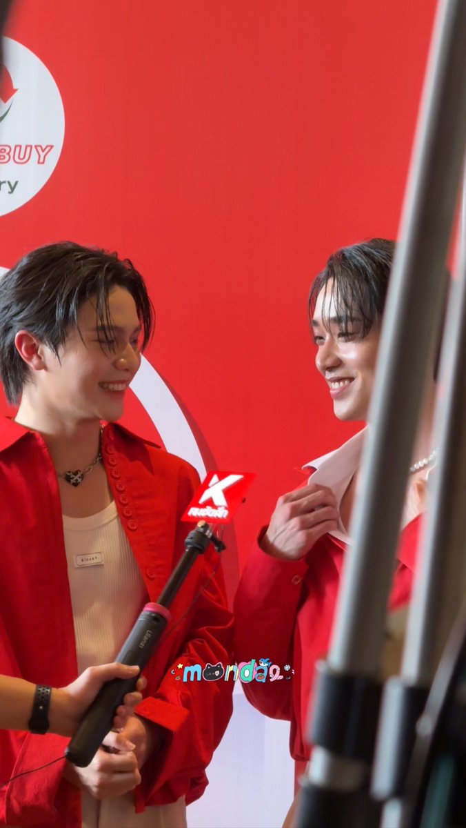 loving_fictions's tweet image. Not we all asking the man who told the media that he is possesive of Est, buttoned up Est's shirt in front of media for shirtless Est pics 😭😔🧍‍♀️

He won't let us see one button open, y'all are asking for a whole meal🧍‍♀️

 #ทวงคืนฉลามเอสสู่ทะเล #WilliamEst