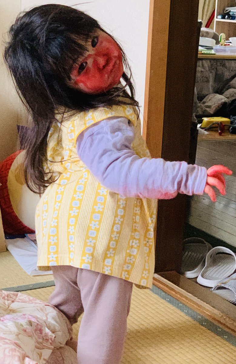 母ちゃんの口紅で化け物になった娘…

子供が静かになった時は何かしてる時だってわかってだけど…くそっ！！！笑

最初大怪我したと思って焦ったよ💦💦