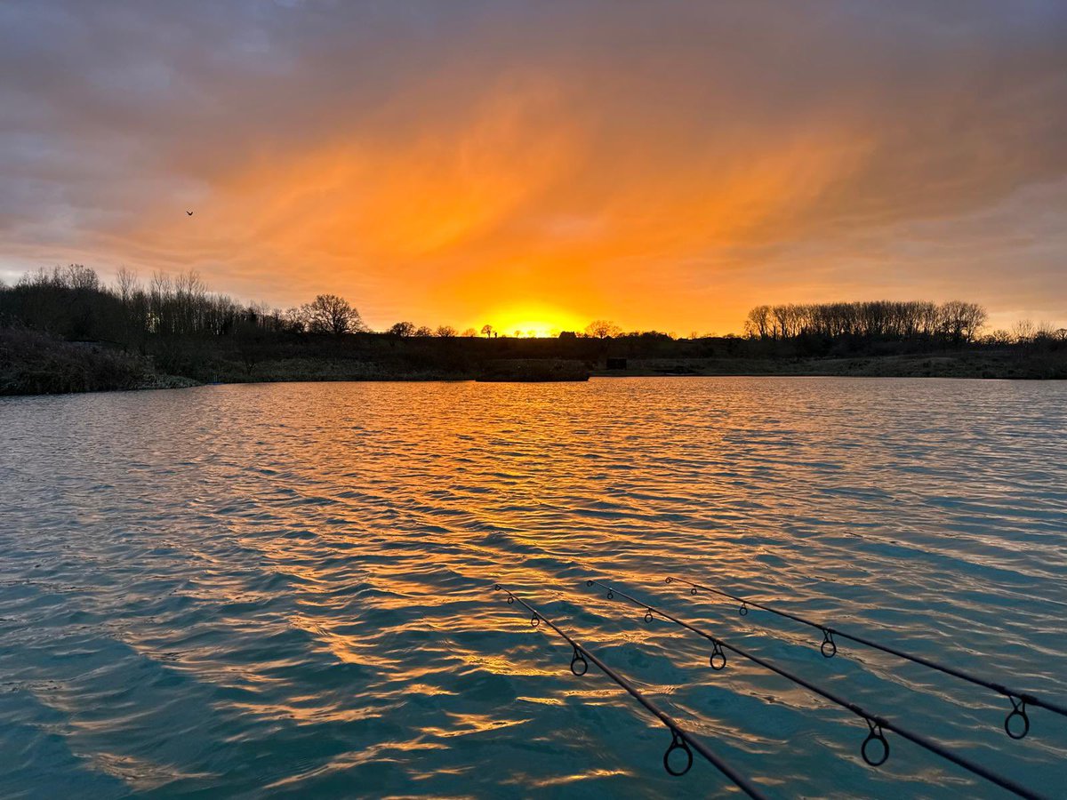 Commonwoodleisu's tweet photo. What a beautiful sunset last night over @Commonwoodleisu @acorncommonwood 
@CommonwoodF https://t.co/N4rcjHxmmD