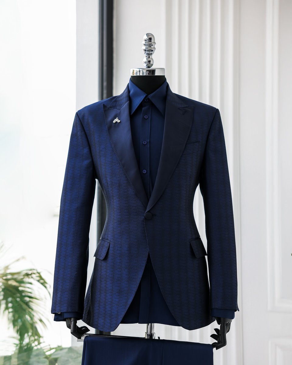 dejiandkola's tweet image. A navy blue, knitted, horizontal spiral floral patterned, peak lapel tuxedo suit

#suiting #MUFC #suit #suits #suitstyle #TrainHijack  #lagosnigeria #ghana #nigeria #kenya #dubai #uae #usa #france #wedding  #canada