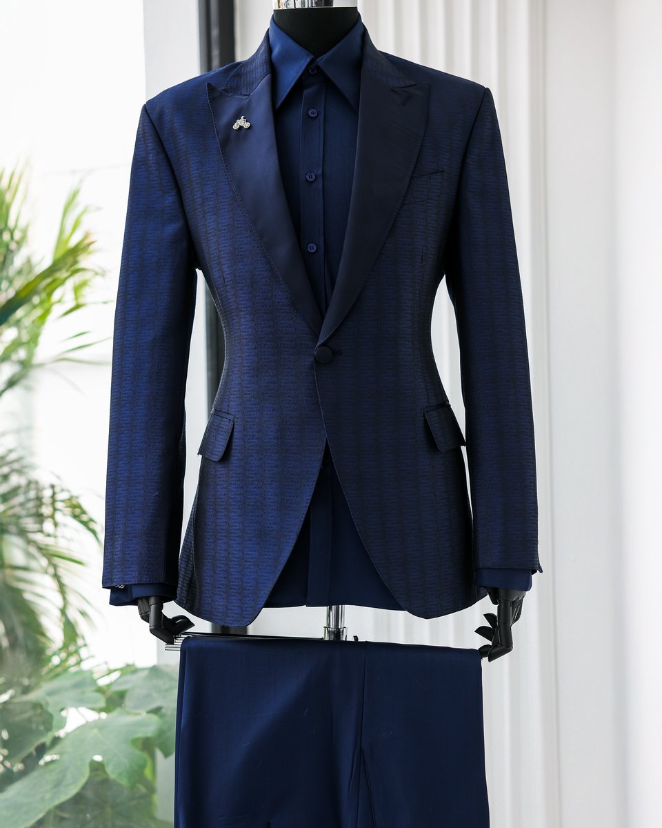 dejiandkola's tweet image. A navy blue, knitted, horizontal spiral floral patterned, peak lapel tuxedo suit

#suiting #MUFC #suit #suits #suitstyle #TrainHijack  #lagosnigeria #ghana #nigeria #kenya #dubai #uae #usa #france #wedding  #canada
