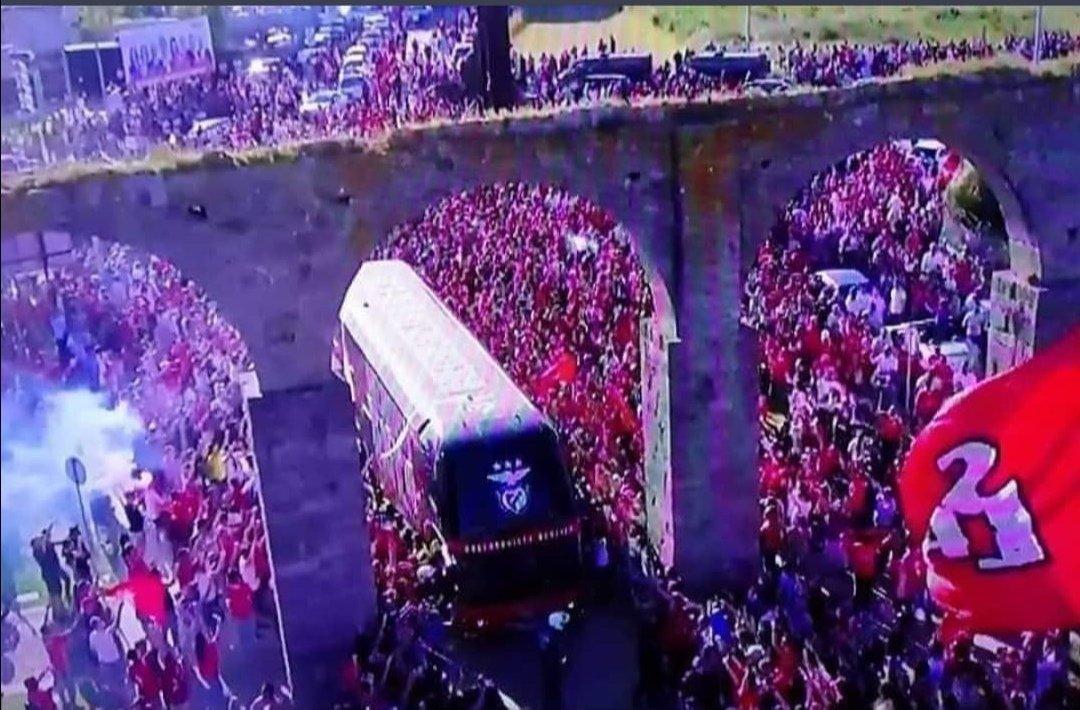 Amanhã é dia de voltar a Vila do Conde
Foto pesada, lá estarei para replicar esta apoteótica recepção aos nossos herois
Viva o <a href="/SLBenfica/">SL Benfica</a> ❤️