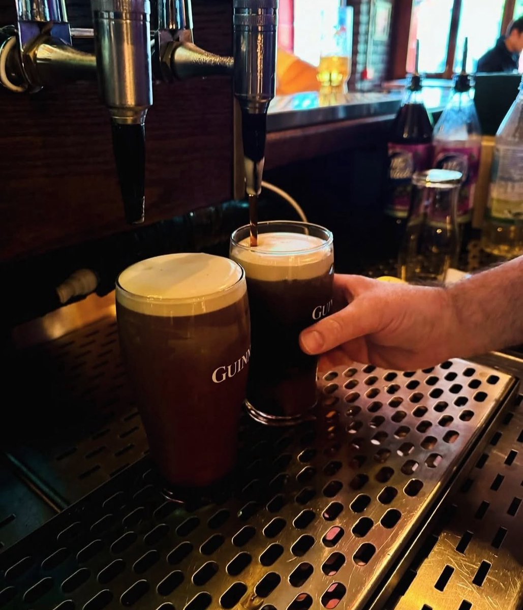 TheAuldDub_'s tweet photo. Pints, #SixNations and #PaddysWeekend - it’s set to be a Super Saturday here in #TheAuldDubliner☘️

#LiveMusic from 12pm🍻

#dublinpubs #saturday #rugby #lovetemplebar #discovertemplebar https://t.co/lsfww9EoVp