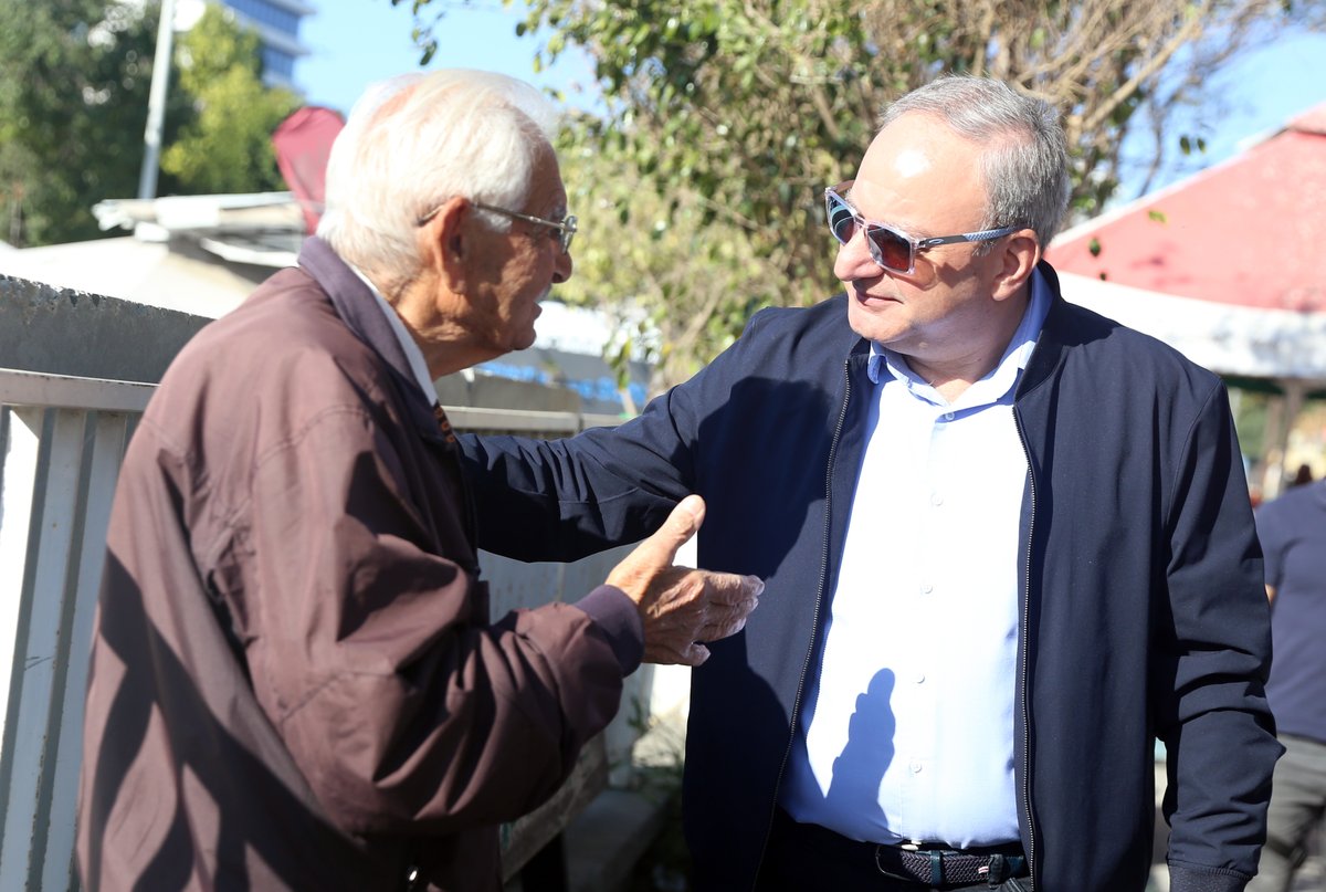Σήμερα, ημέρα του καταναλωτή, επιλέξαμε να επισκεφτούμε τη Λαϊκή Αγορά του «Όχι» να μιλήσουμε με τον κόσμο, να μιλήσουμε με τους παραγωγούς και τους πωλητές, για να δούμε και πώς έχει η κατάσταση.

Το πρώτο και βασικό πράγμα που απασχολεί τον κόσμο είναι η ακρίβεια που κυριαρχεί.