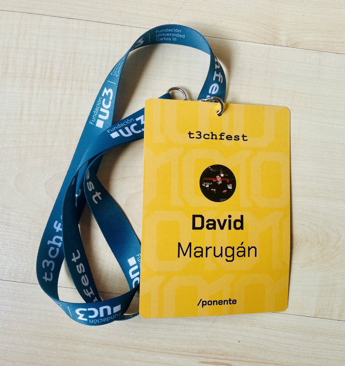 Un honor y un placer, haber dado la keynote de cierre del #t3chfest10. Nunca había dado una charla en un escenario tan retro y espectacular. Incluso con traducción simultánea a lengua de signos. Espectacular también la organización del evento, los técnicos y los asistentes.