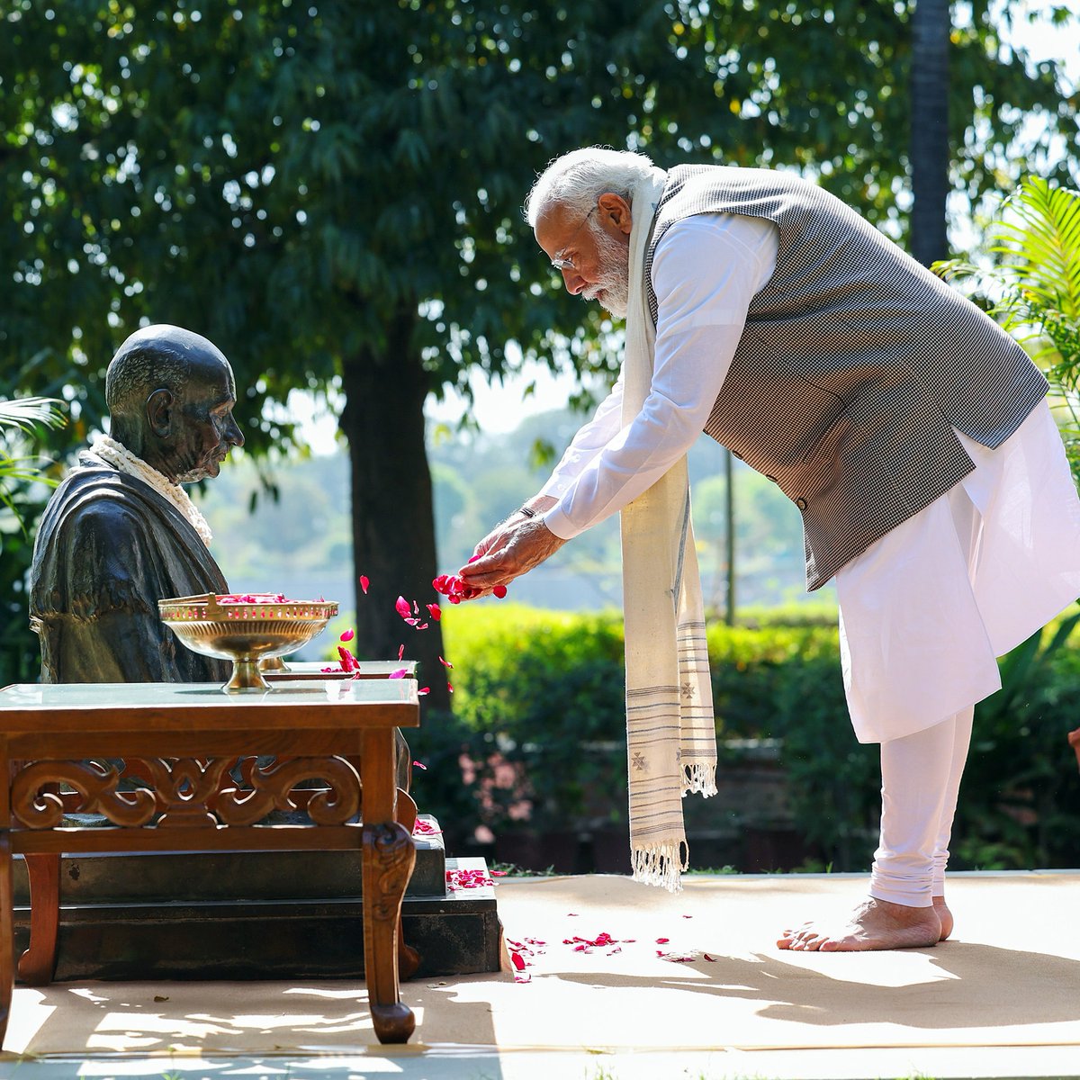 “Everybody is eager to garland my photos and statues. Nobody really wants to follow my advice.”

 ~ Mahatma Gandhi

(From 'Mahatma Gandhi – The Last Phase' , Vol. 2, p.209)