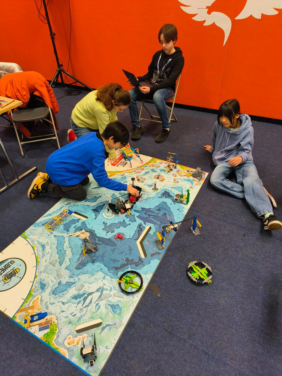 Alleyns_Science's tweet photo. Frantic final preparations for the @firstlegoleague robot round! #AlleynsSTEM #AlleynsScience https://t.co/jXlAiSUrgE
