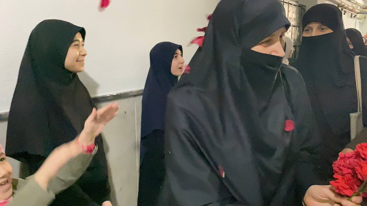 06FurkAnkara's tweet photo. Furkan Kadın Ankara Her Daim Yanınızda!

Havaalanında yapılan hukuksuzluk sonrası Ankaralı sevenleri Semra Kuytul Hocahanımı dernek önünde de karanfiller ile karşıladı.

#AnkaraEmniyeti https://t.co/GTA7n8qjq8