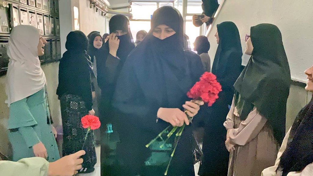 06FurkAnkara's tweet photo. Furkan Kadın Ankara Her Daim Yanınızda!

Havaalanında yapılan hukuksuzluk sonrası Ankaralı sevenleri Semra Kuytul Hocahanımı dernek önünde de karanfiller ile karşıladı.

#AnkaraEmniyeti https://t.co/GTA7n8qjq8