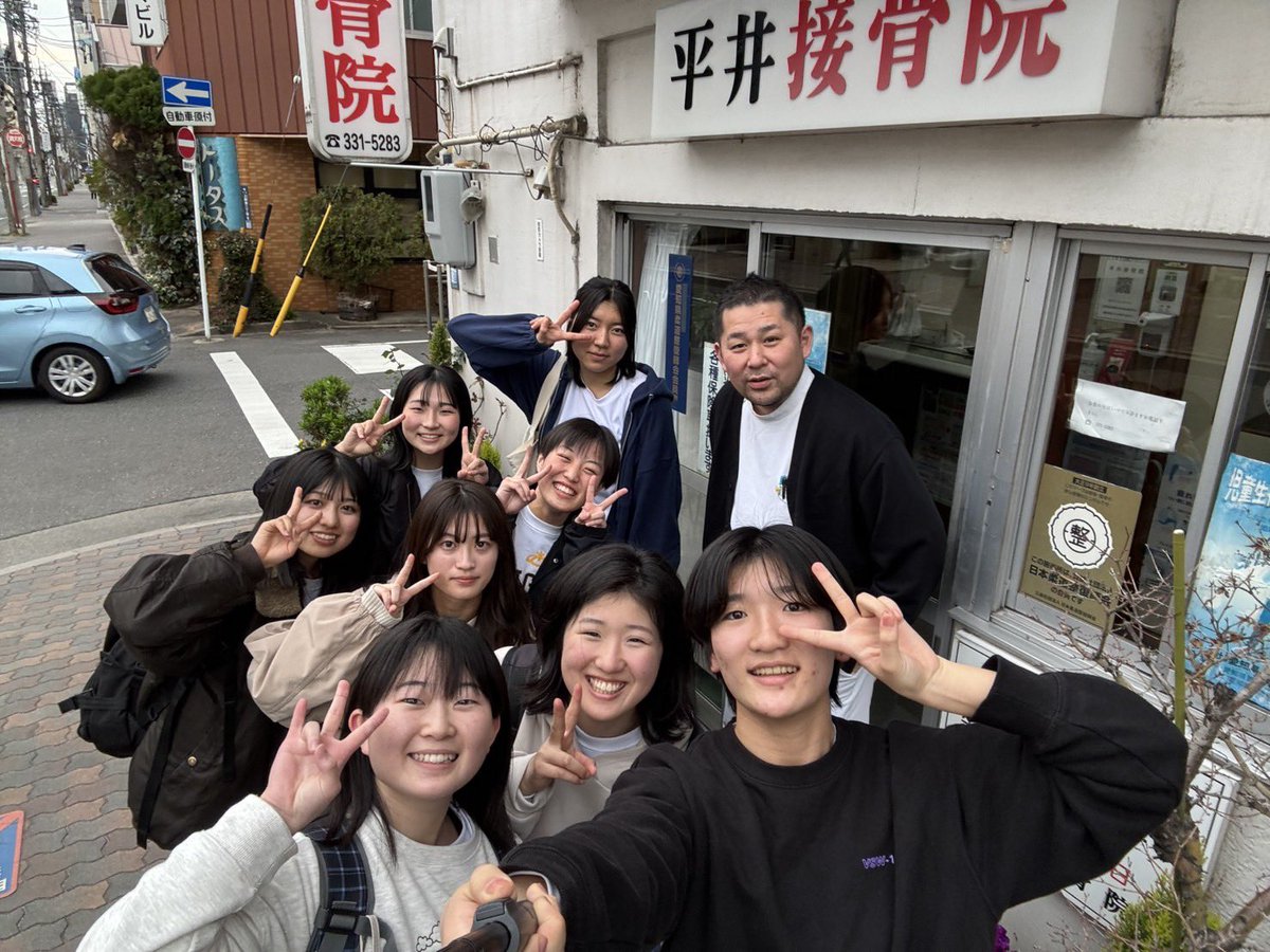 Hh411's tweet photo. 【卒業生が来てくれました🎓】
千種高校男女バスケ部の卒業生が挨拶に来てくれました。みんなのおかげで自分もこの仕事もっと頑張ろって思っていけてます。
ありがとう😊
次のステップでも大きく飛躍してください👋
#千種高校 #千種高校バスケ部 #バスケット　#高校バスケ
#平井接骨院 #柔道整復師 https://t.co/q47wHQQt44