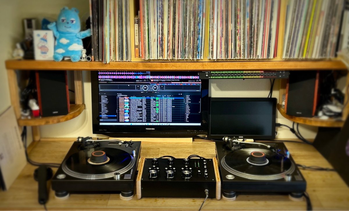 oODAGORO's tweet photo. 世界に一つだけのDJミキサーついに完成！！！㊗️㊗️㊗️

3バンドアイソレーターを搭載した3chロータリーミキサーです！！！！！🎛️

気分はJoe Claussell！？
アイソレーター芸がはかどります！
#おだのロータリーミキサー製作 https://t.co/S8xnqa1Z47