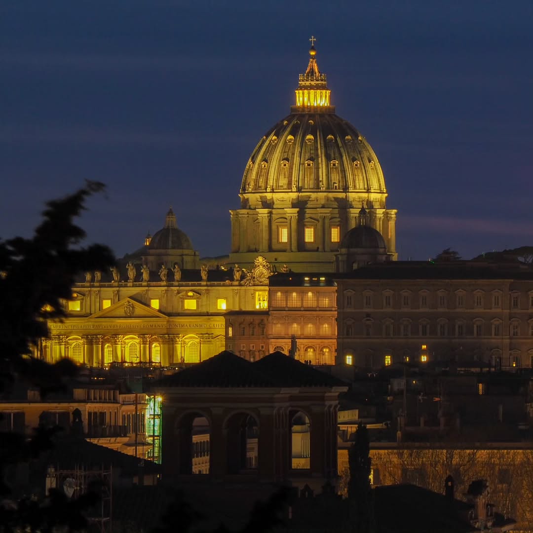 Turismoromaweb's tweet photo. La bellezza del "Cupolone" nella calma della sera.

St Peter's Dome shining in the peaceful embrace of the evening.
📸 IG: carolaferrante25 
#visitrome https://t.co/nOZWSWitkz