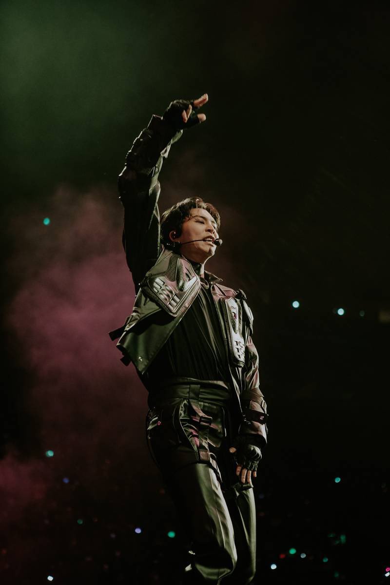 wintersuhs's tweet photo. my artist my great performer oh he looks really good with this outfit https://t.co/4CqrkC9vON