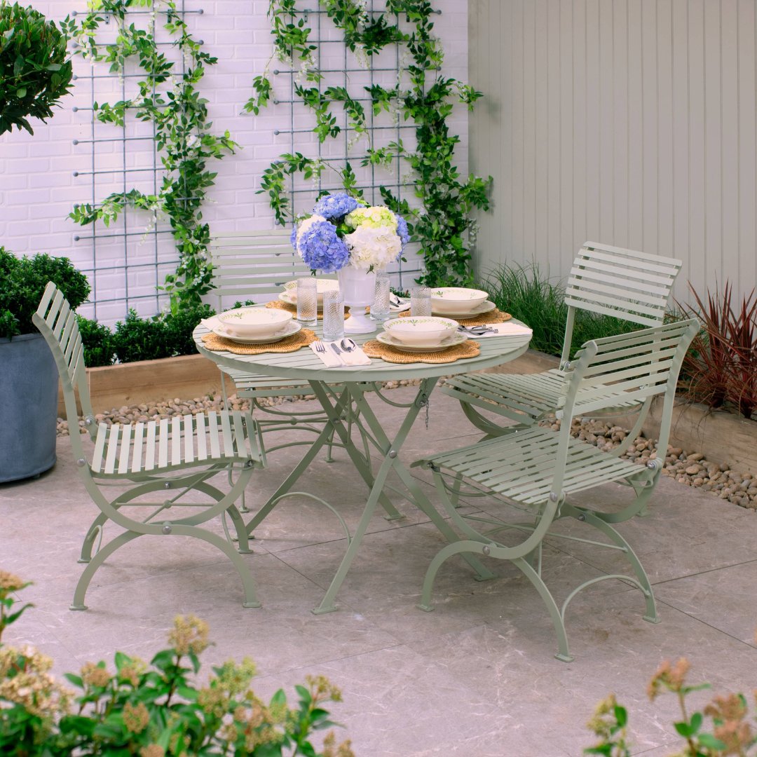 HarrodHort's tweet photo. Introducing the Folding Darsham Collection ✨

Designed for compact spaces without compromising on style, our new Darsham bistro and dining sets has two stunning chair designs and a choice of hand-etched or lichen green.

✨ Pre-order now for mid-May delivery. https://t.co/HBtwowFIze