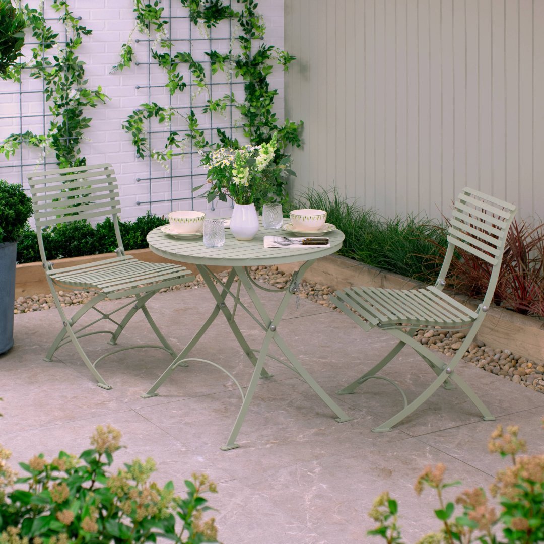 HarrodHort's tweet photo. Introducing the Folding Darsham Collection ✨

Designed for compact spaces without compromising on style, our new Darsham bistro and dining sets has two stunning chair designs and a choice of hand-etched or lichen green.

✨ Pre-order now for mid-May delivery. https://t.co/HBtwowFIze