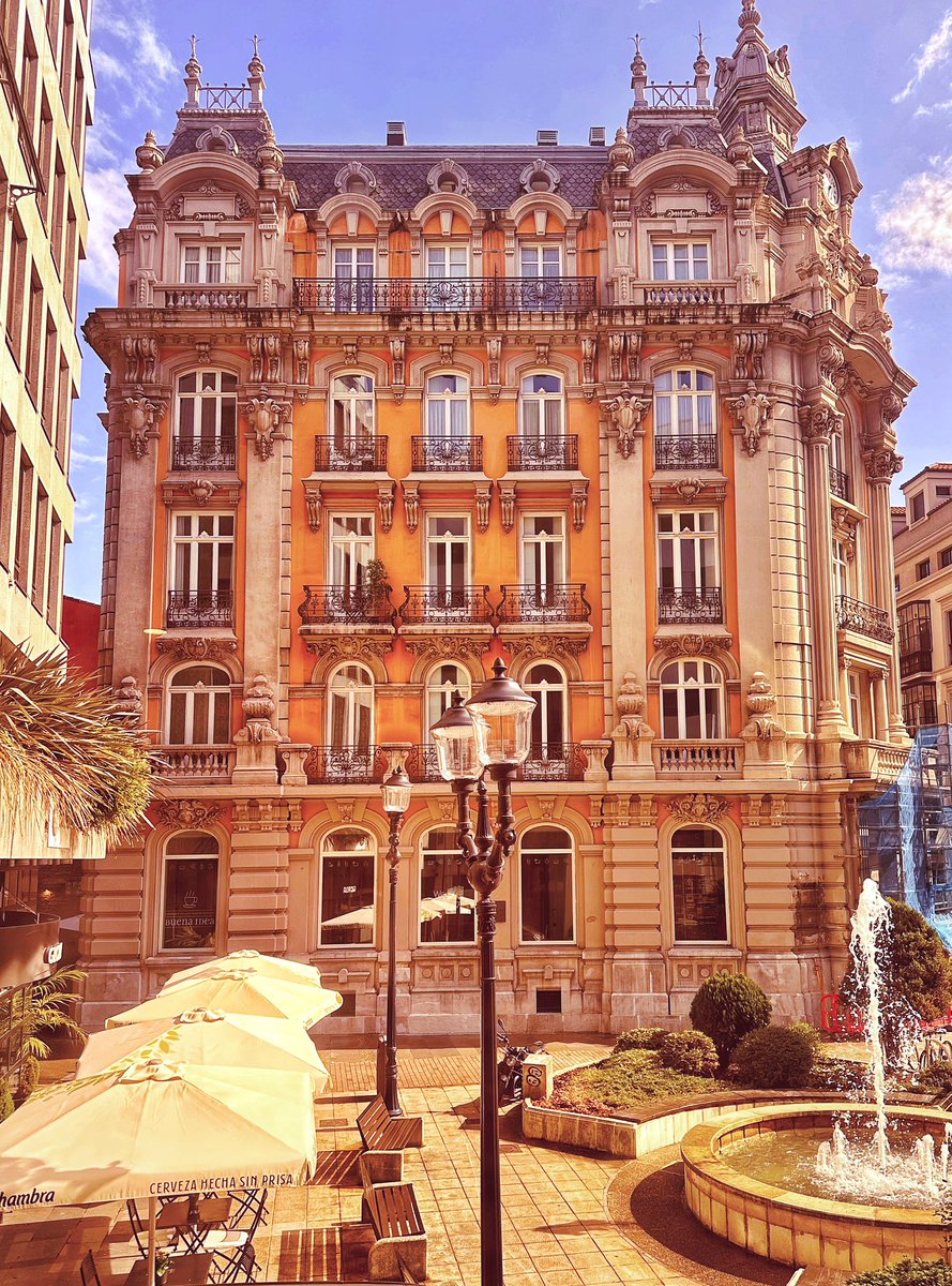 Harmony 🈸 
Edificio del banco de #Gijon 
Arquitecto Luis Bellido (1902)

#mifotodegijon #igersgijon
