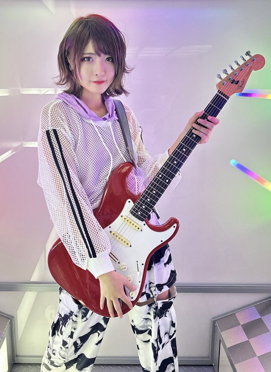 nao_shapes's tweet photo. しごおわ🥺デシ
久しぶりに #ESP 🎸弾いてます🙌
【アーティスト🎸レポート】
#kana さん #FenderJapan ご使用
#candyapplered ♥️🇩🇪→逆輸入
rear pickup #DiMarzio 改造😳
distortion 変更? 21F🎵
ストリングスガイド2箇所1〜4弦固定❣️
トレモノアーム使用していないョゥデス
#emanon 💐 https://t.co/Ni7yjIN5iK