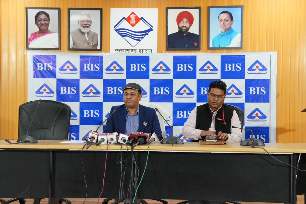 PIBDehradun's tweet photo. #WorldConsumerRightsDay के अवसर पर #BIS उत्तराखंड में उपभोक्ता जागरूकता अभियान चला रहा है, जो #QualityRevolution लाने में सहायक होगा। निदेशक श्री सौरभ तिवारी ने उपभोक्ताओं से #BISCareApp डाउनलोड कर ISI/R-Mark/HUID सत्यापित उत्पादों को चुनने की अपील की।
#ConsumerAwareness https://t.co/FMQp06DPhA