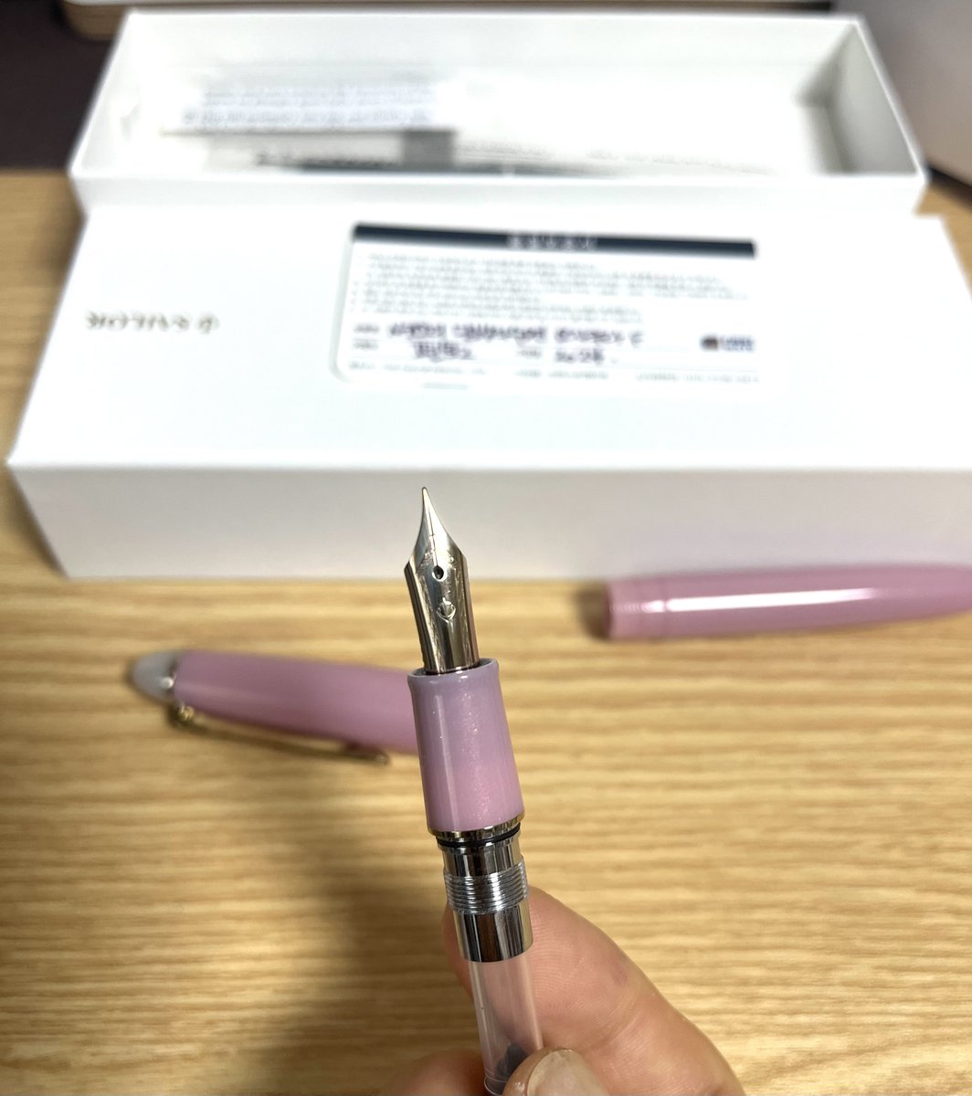 GIkk_0's tweet photo. 세일러 시키오리 달밤의수면 요자쿠라 양도합니다. 구성품 박스/보증서/만년필 본품(컨버터, 카트리지 2개 포함) 입니다. 구매처는 펜로그, 구매일자는 2024.11입니다. 운비포함 6만원에 양도합니다. #펜팔아펜산다 https://t.co/83ZVedrI7A