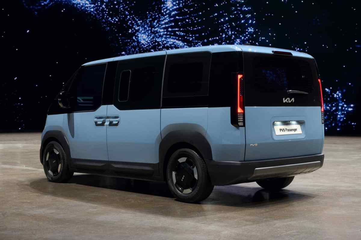 IqFine's tweet image. 🚐 Kia’s first electric van, the PV5, has been spotted in Korea! With a futuristic design, multiple configurations &amp;amp; up to 249 miles of range, it’s set to rival the ID.Buzz. Sales start later this year. Stay tuned! ⚡🔋 #KiaPV5 #EVVan #FutureMobility #EVnews