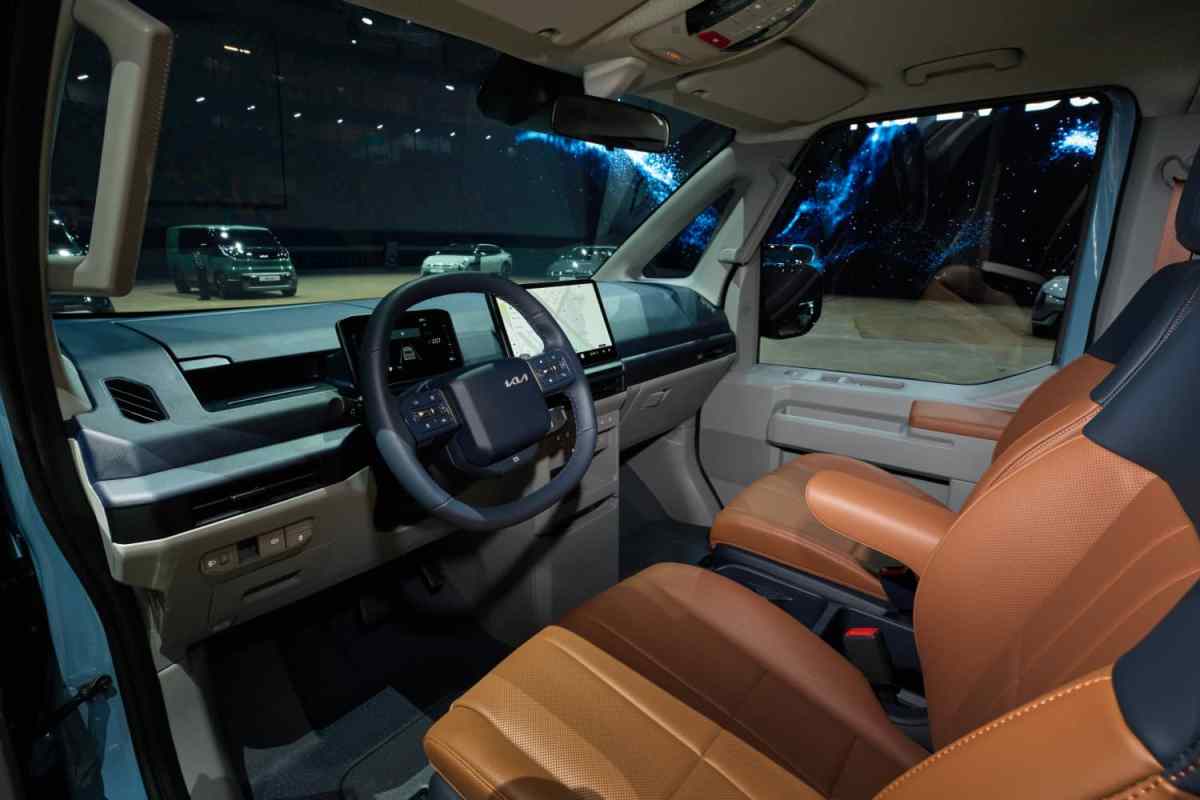 IqFine's tweet image. 🚐 Kia’s first electric van, the PV5, has been spotted in Korea! With a futuristic design, multiple configurations &amp;amp; up to 249 miles of range, it’s set to rival the ID.Buzz. Sales start later this year. Stay tuned! ⚡🔋 #KiaPV5 #EVVan #FutureMobility #EVnews