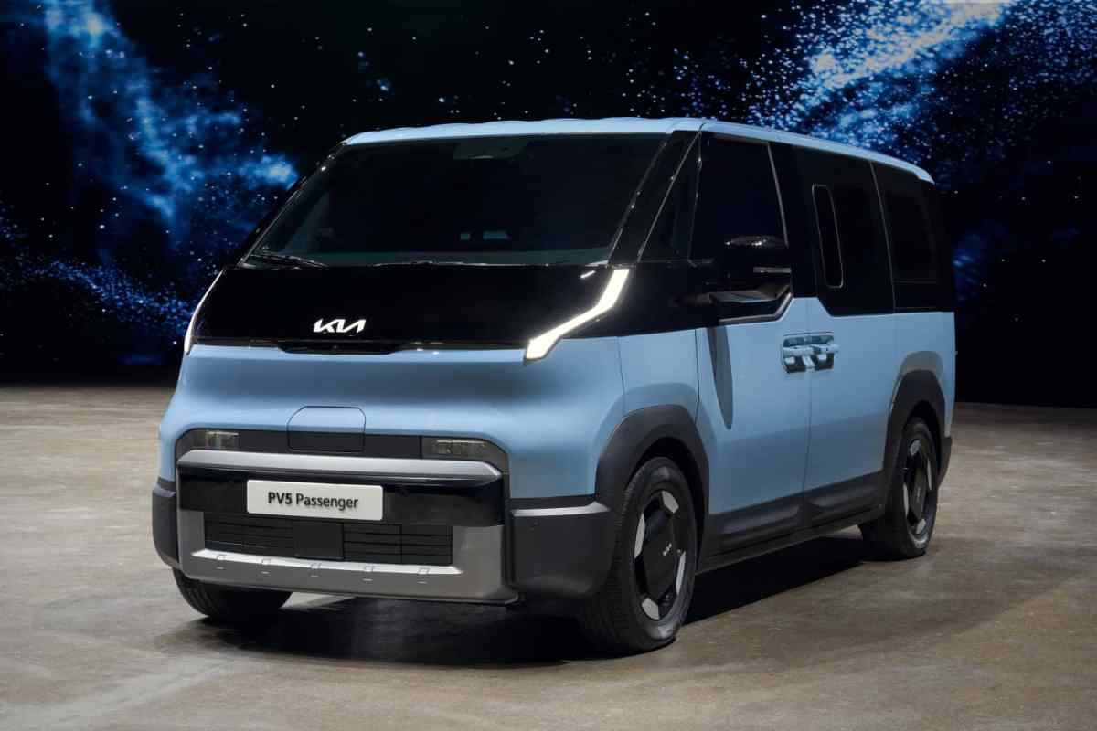 IqFine's tweet image. 🚐 Kia’s first electric van, the PV5, has been spotted in Korea! With a futuristic design, multiple configurations &amp;amp; up to 249 miles of range, it’s set to rival the ID.Buzz. Sales start later this year. Stay tuned! ⚡🔋 #KiaPV5 #EVVan #FutureMobility #EVnews