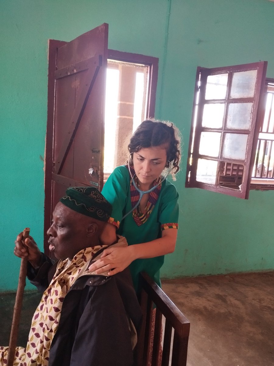 jm_elbarbas's tweet photo. @Idiwaka_ @AfricaDirecto 👉 También han venido María y Alba a esta clínica móvil, otras médicas voluntarias de @Idiwaka_ Probablemente son las dos únicas valencianas que no están hoy en las Fallas 🤷 Han cambiado los Ninot por muchos pacientes en Camerún. Esto sí que es entrega y amor desinteresado! 😍👉 https://t.co/47ZKyqIx6x